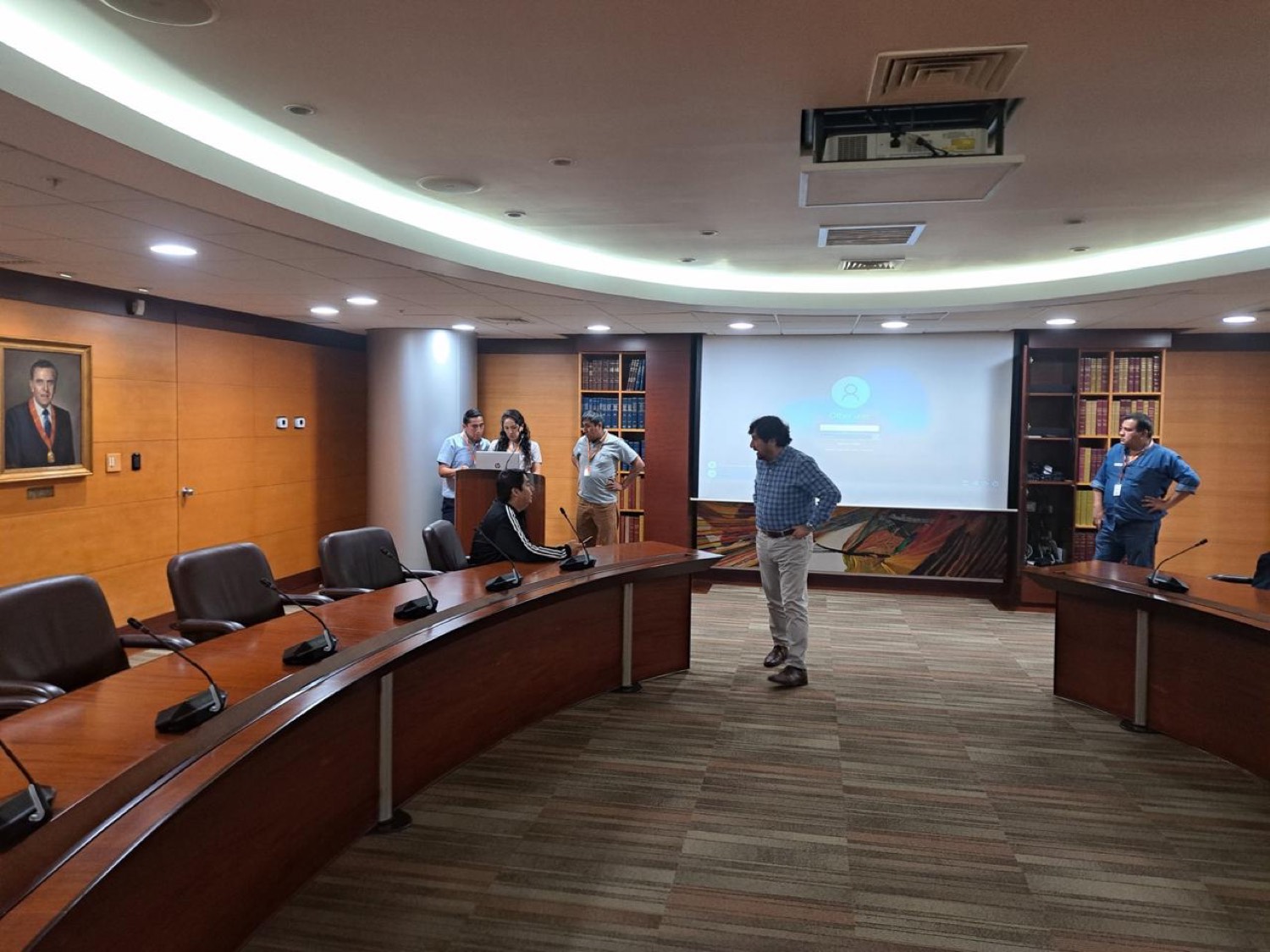 Auditorio con proyección y mesa de autoridades