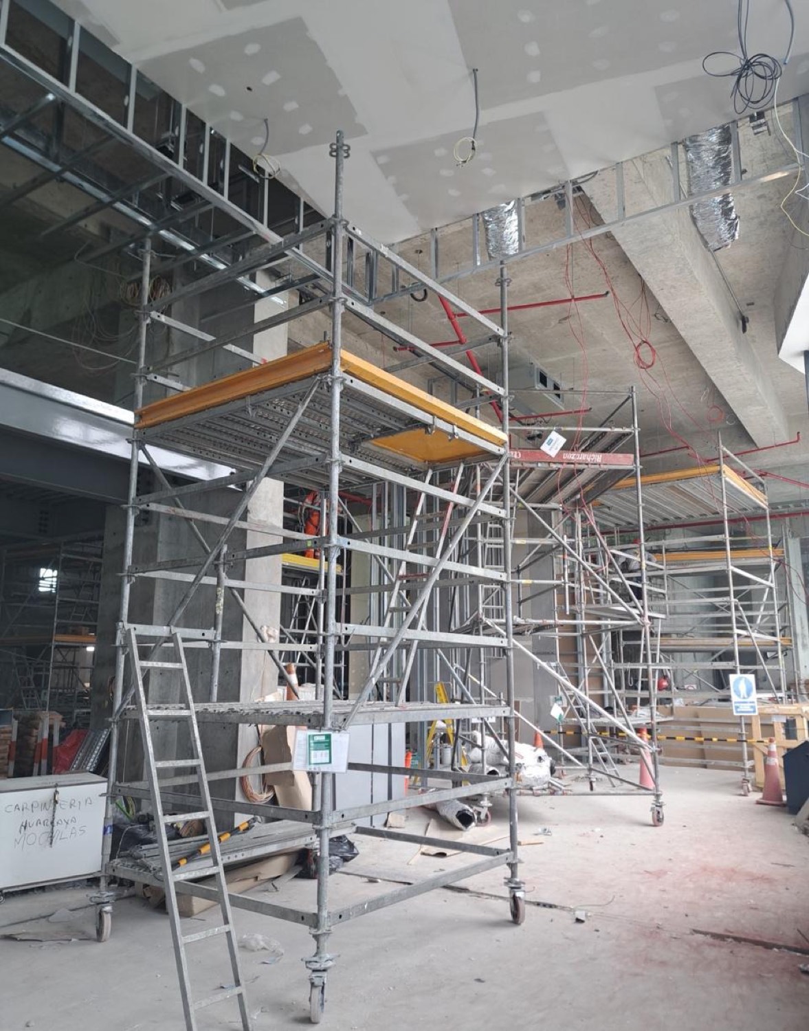 Obra en construcción antes de la implementación audiovisual