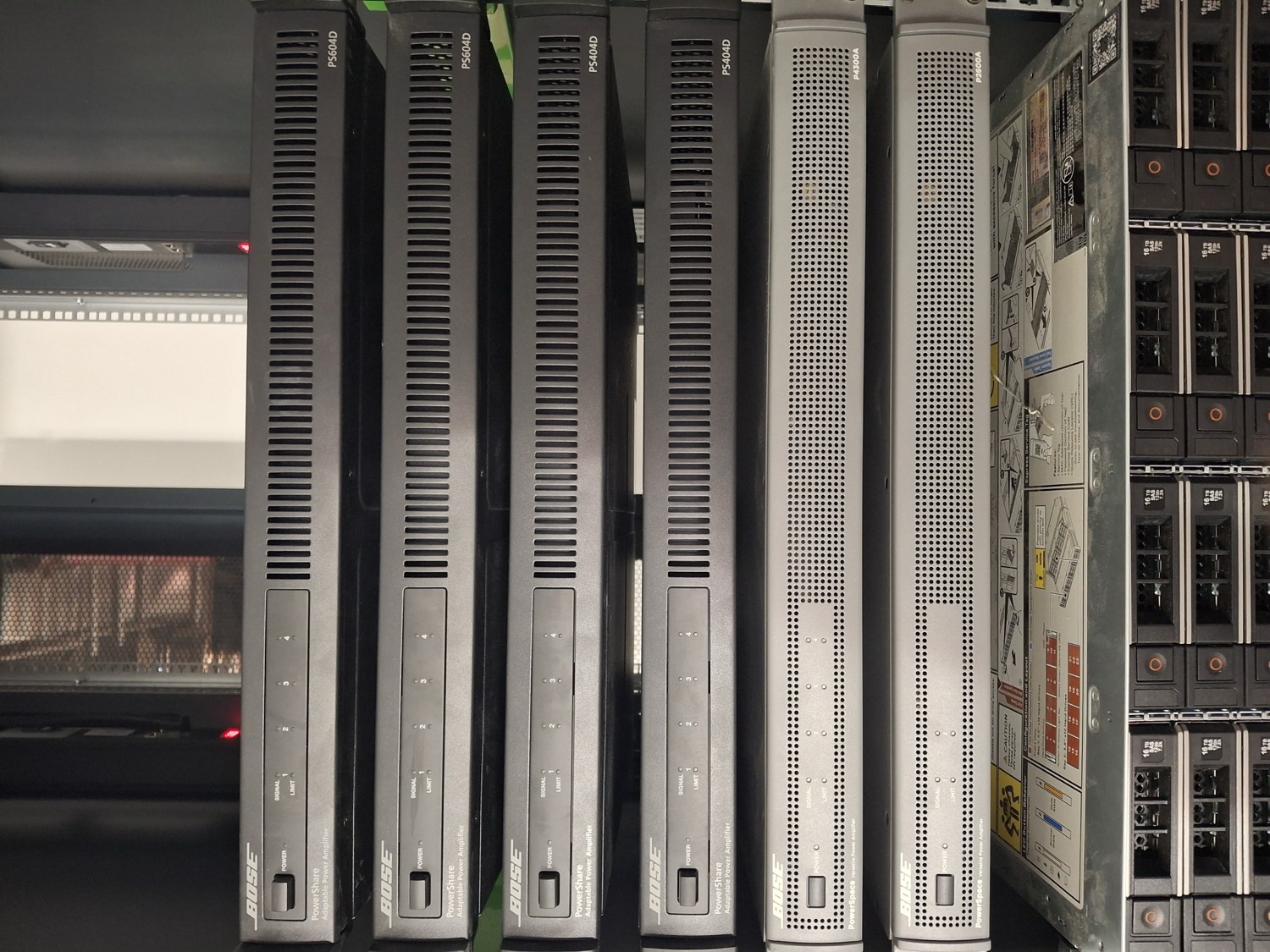 Rack de equipos y switches del proyecto