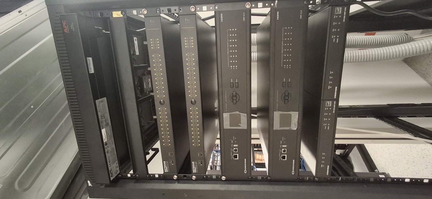 Rack de amplificadores y procesamiento en una sala técnica