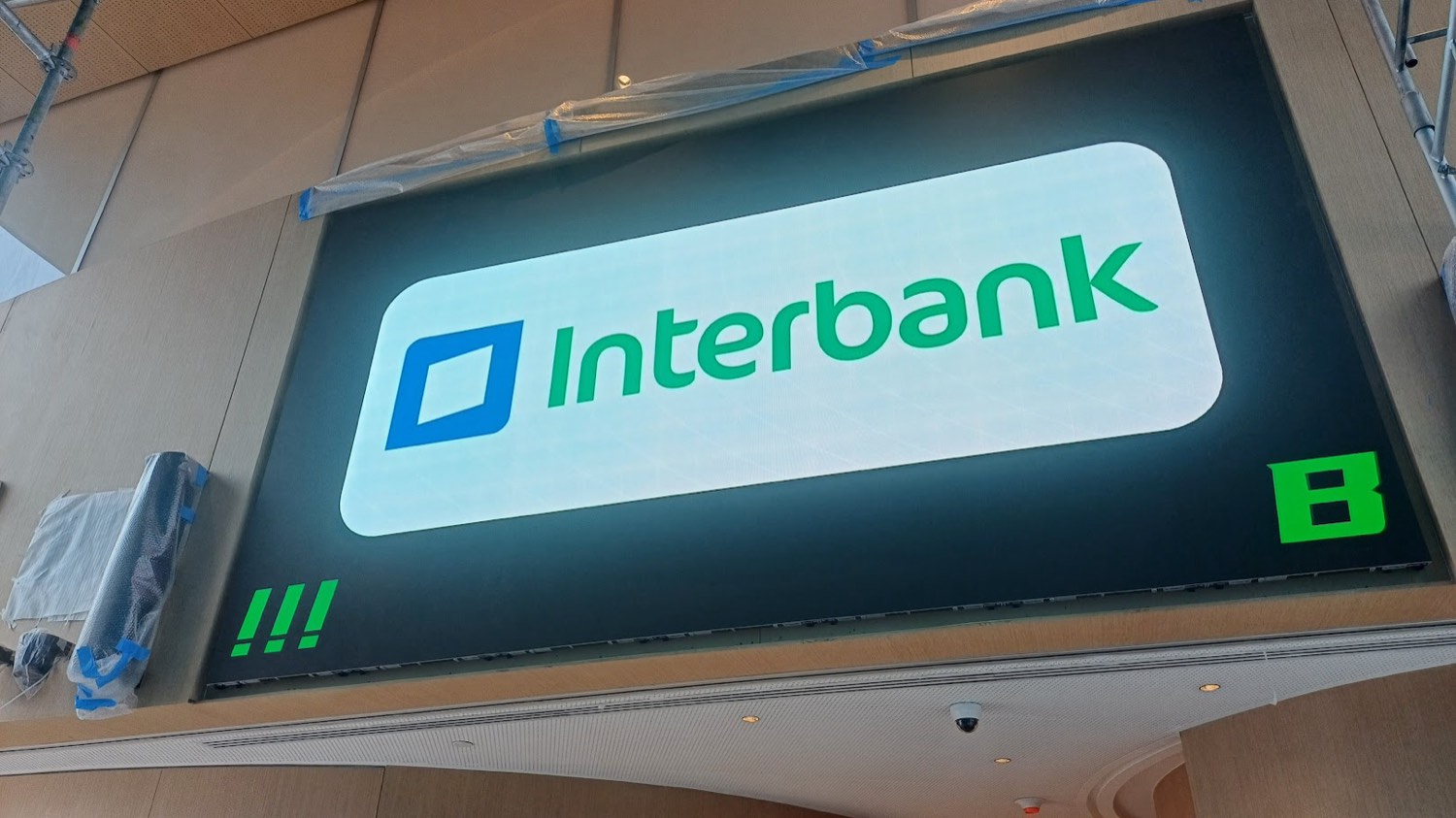 Pantalla LED corporativa instalada en el ingreso de una sede