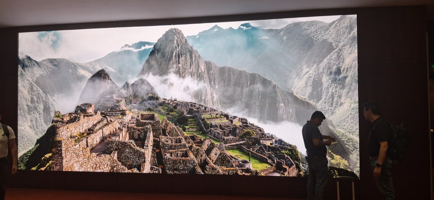 Pantalla LED de gran formato instalada por Intec-AV
