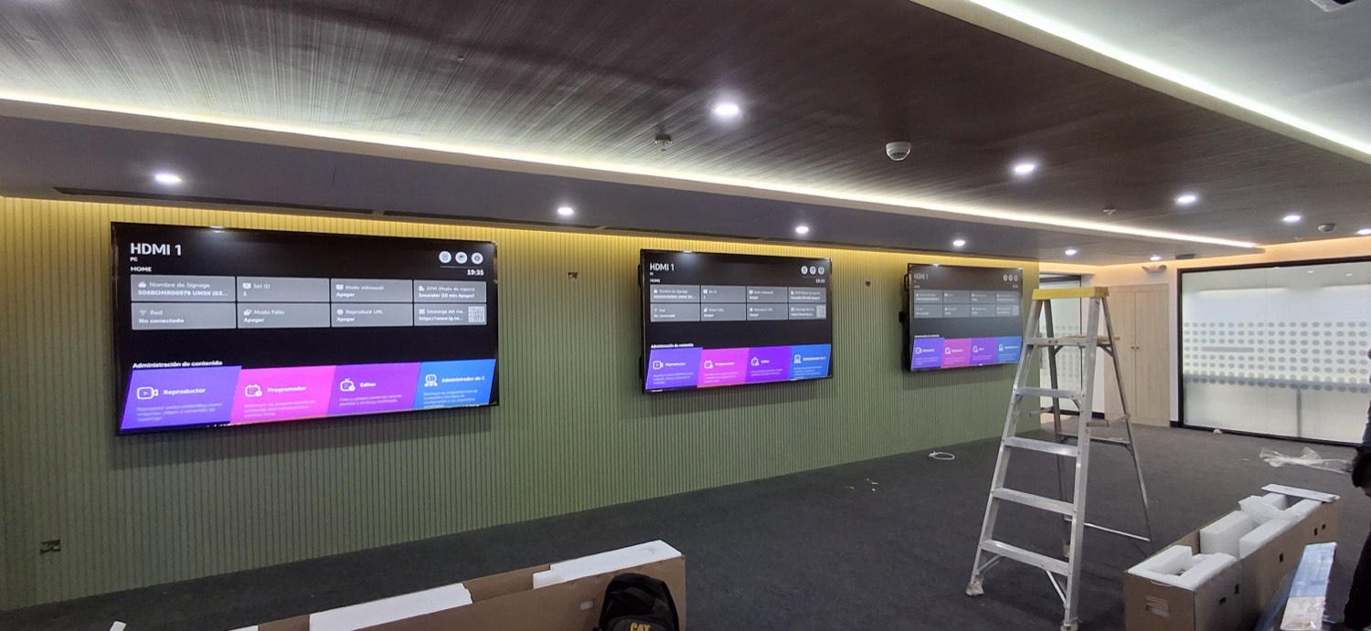 Muro de pantallas con menús digitales instalado por Intec-AV