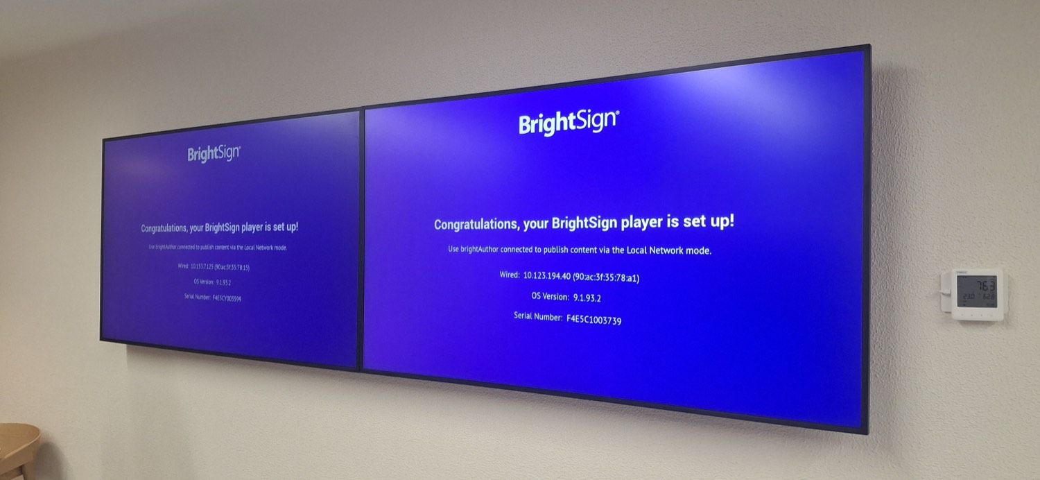 Videowall LCD de dos pantallas en una sala corporativa