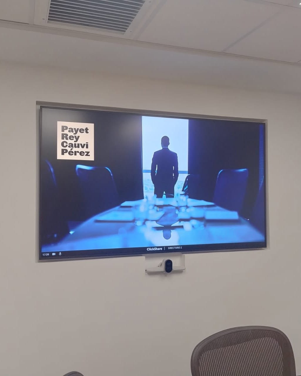 Sala de reuniones con automatización Crestron y videoconferencia Poly