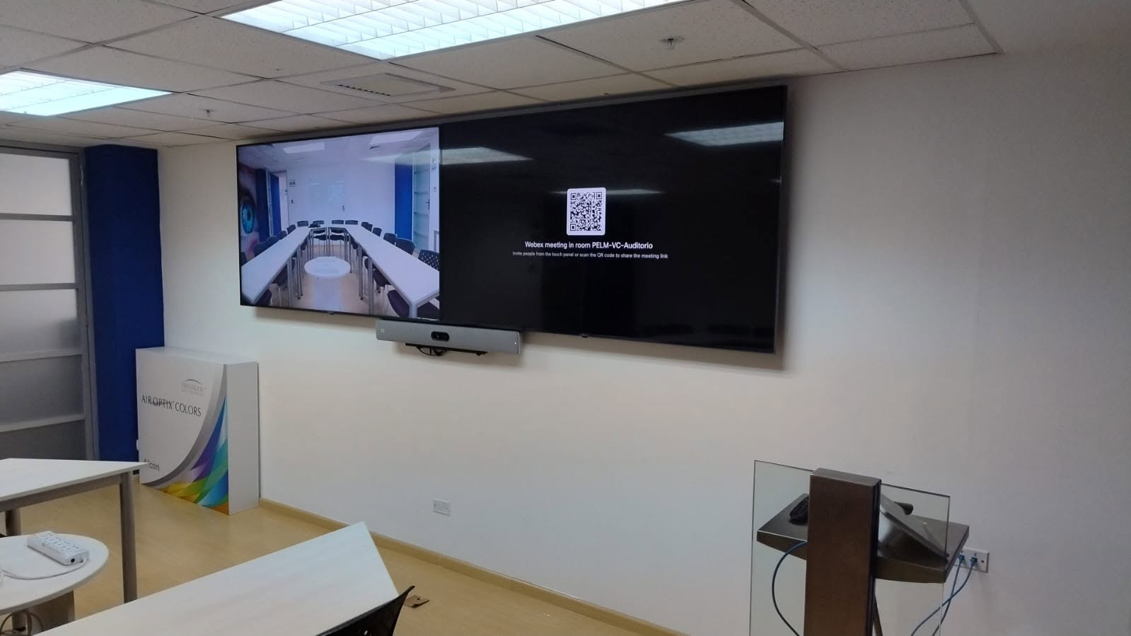Sala de reuniones con pantalla de videoconferencia instalada por Intec-AV