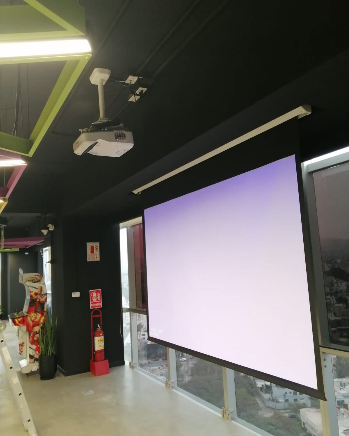 Aula con proyector de ultra tiro corto y ecran eléctrico