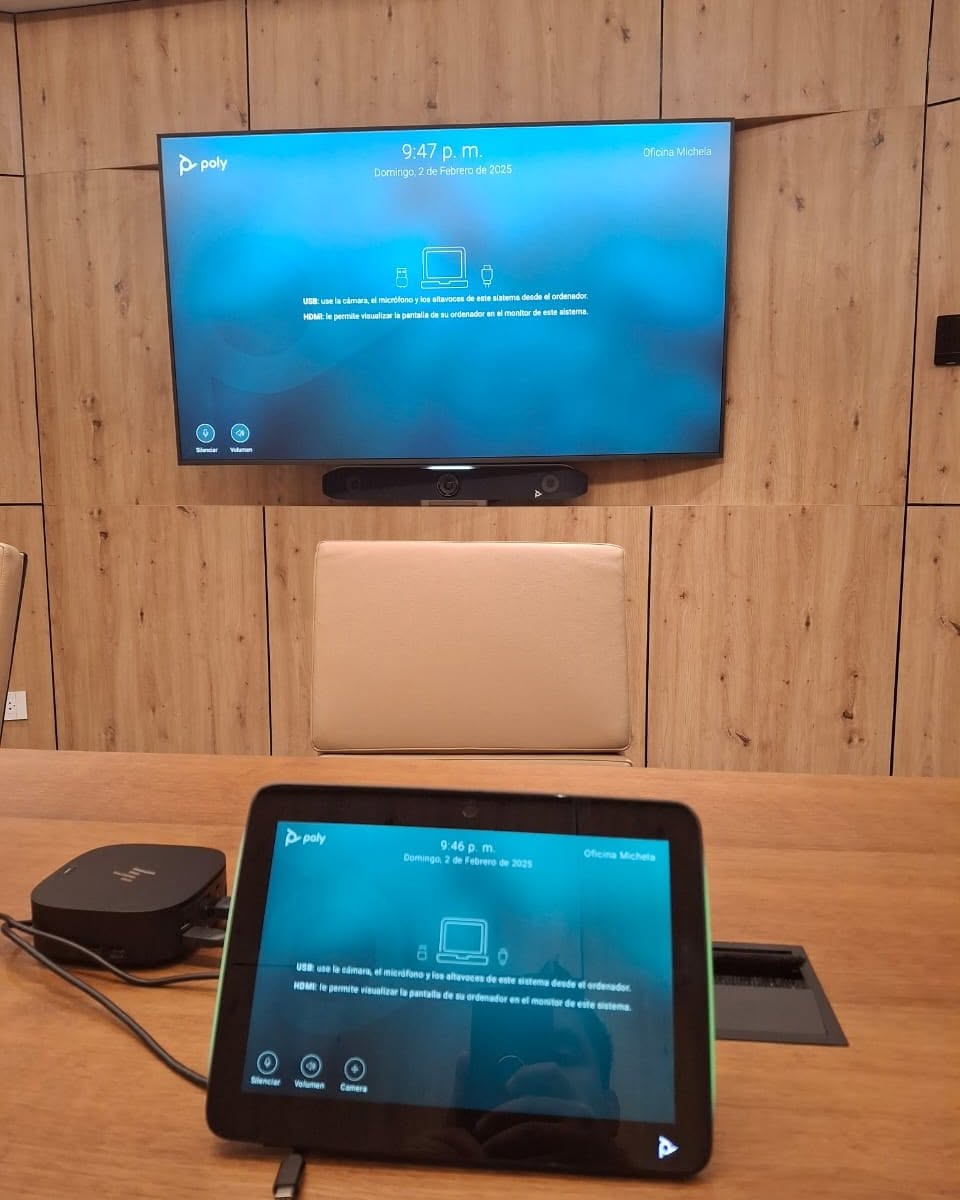 Sala con videoconferencia Poly X52 y panel táctil