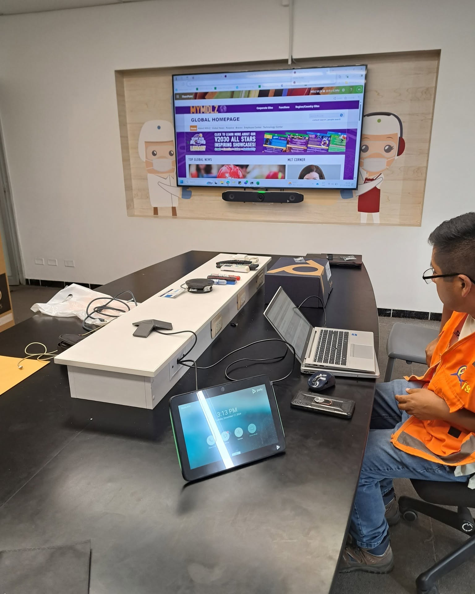 Técnico de Intec-AV configurando una sala de videoconferencia en sitio